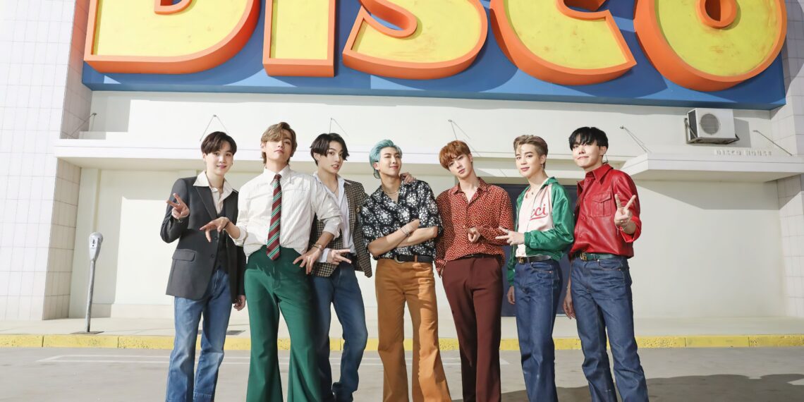 Este es un tributo a BTS por sus 10 años de carrera.