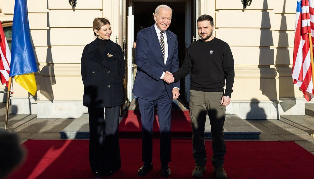 el presidente de los Estados Unidos charla con el presidente de Ucrania.