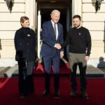 el presidente de los Estados Unidos charla con el presidente de Ucrania.