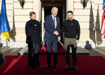 el presidente de los Estados Unidos charla con el presidente de Ucrania.