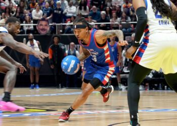 El reggaetonero Ozuna tuvo una destacada actuación en el partido de anoche.