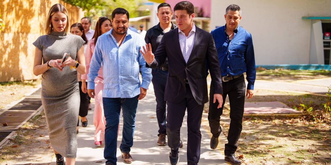 El cantante acompañó a Samuel García y Mariana Rodríguez.