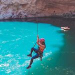 Mujer practicando rapel en el pozo del gavilán