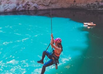 Mujer practicando rapel en el pozo del gavilán