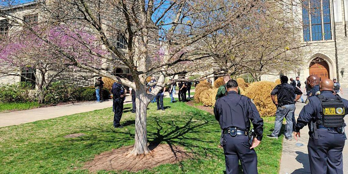 Tres menores de preescolar y tres adultos fueron ultimados por una mujer que fue abatida por la policía.
