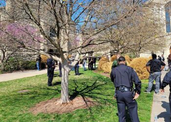 Tres menores de preescolar y tres adultos fueron ultimados por una mujer que fue abatida por la policía.
