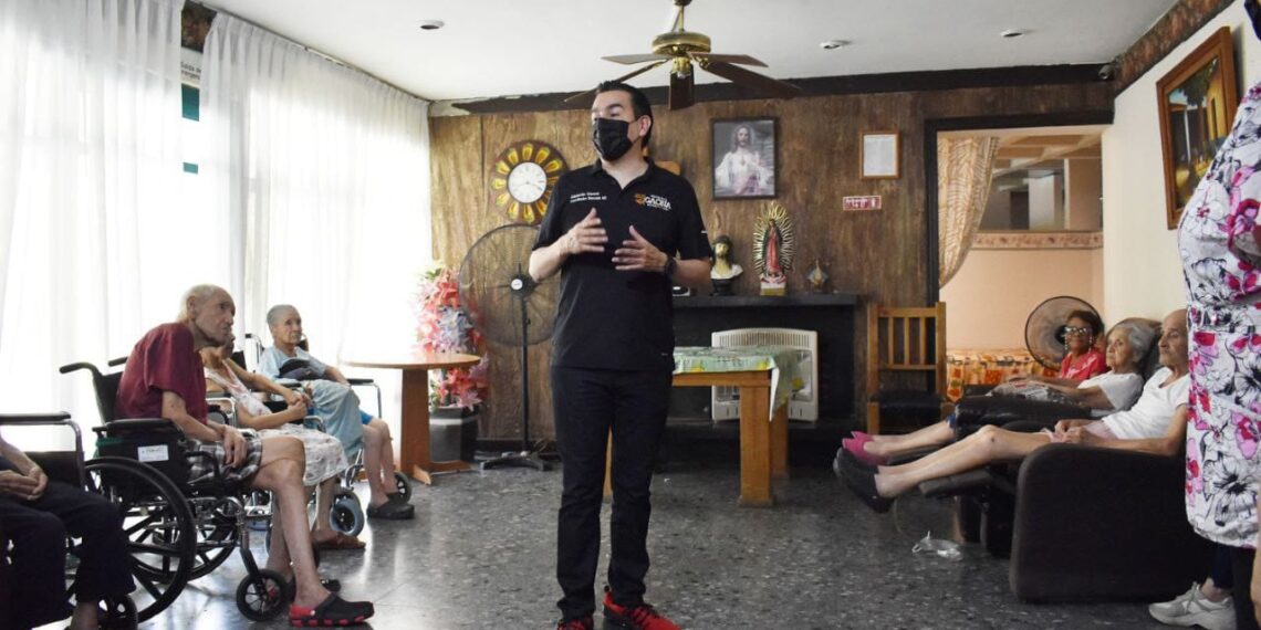 El diputado local, Eduardo Gaona visitó un asilo.