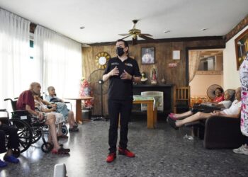 El diputado local, Eduardo Gaona visitó un asilo.