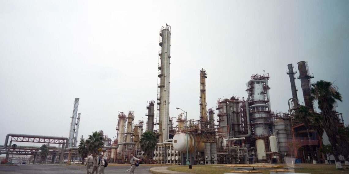 Según expertos la refinería requiere de 100 millones de pesos al año para bajar sus índices de contaminación.