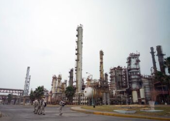Según expertos la refinería requiere de 100 millones de pesos al año para bajar sus índices de contaminación.