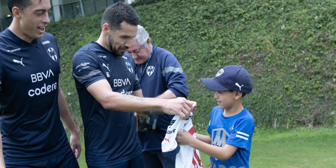 Rayados ofrece a niño un día inolvidable