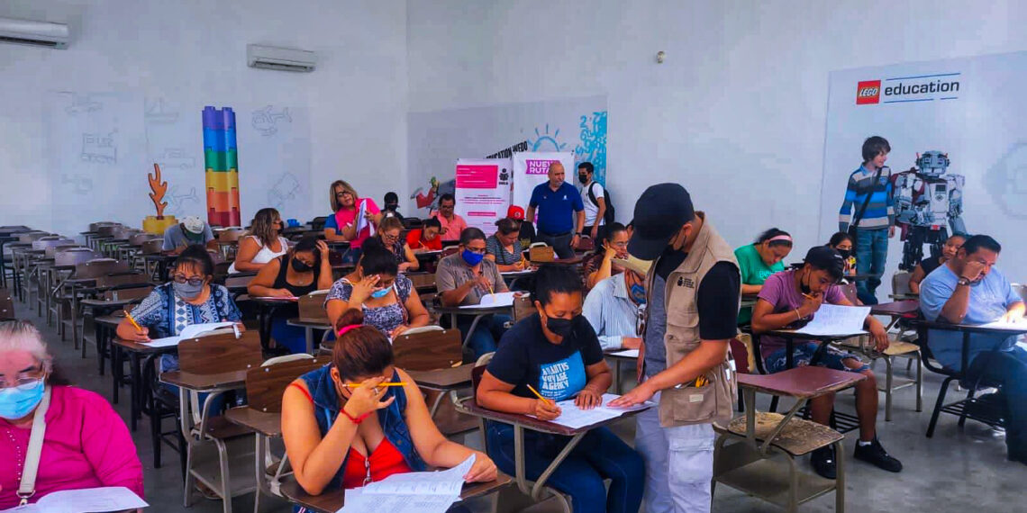 Presentan examen masivo para certificado de estudios