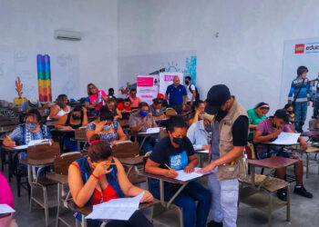 Presentan examen masivo para certificado de estudios