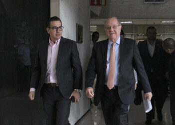 Solicita Javier Navarro terminar juicio político en su contra