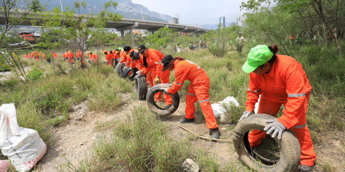 Apuesta cumplida entre Samuel García y Miguel Treviño