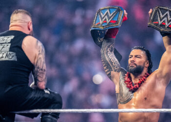WWE: Roman Reigns molesto con The Usos