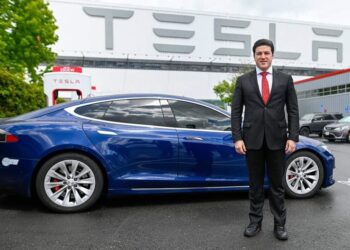 Gobernador de NL visita Gigafactory de Tesla en California