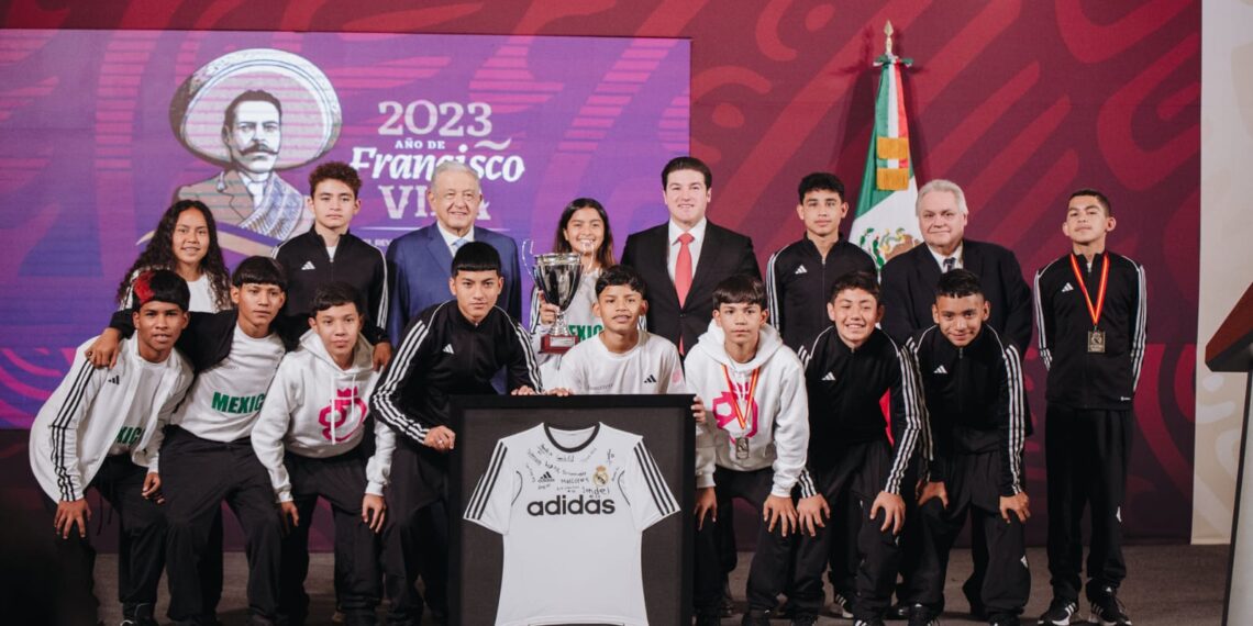 AMLO recibe a equipo de Nuevo León que triunfó en Madrid