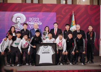 AMLO recibe a equipo de Nuevo León que triunfó en Madrid