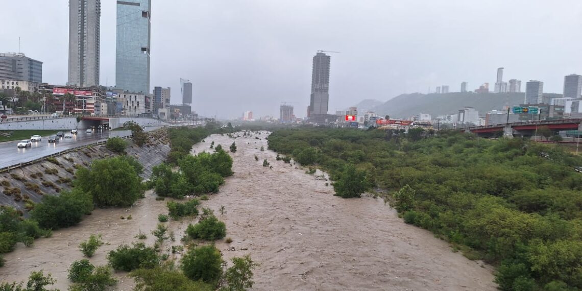 Lluvia “pega” fuerte a regios