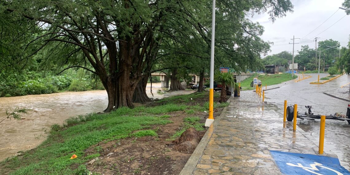 Lluvia “pega” fuerte a regios