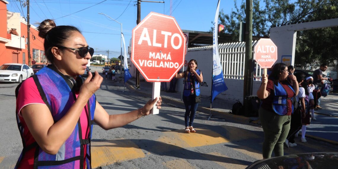 Mamás vigilan en escuelas de San Nicolás