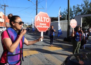 Mamás vigilan en escuelas de San Nicolás