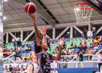 Fuerza Regia Femenil mantiene paso perfecto