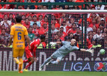 Tigres sufre, pero avanza