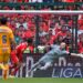 Tigres sufre, pero avanza