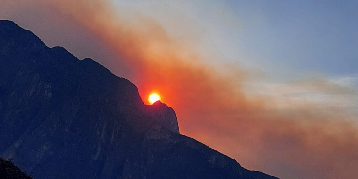 Incendio forestal en Santa Catarina sigue fuera de control