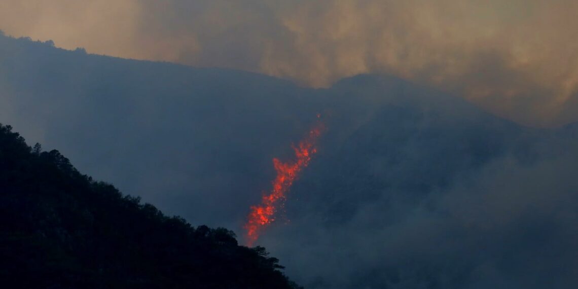 Incendio forestal en Santa Catarina sigue fuera de control