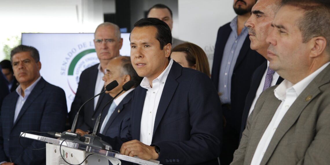 Alcaldes llaman “dictador” a Samuel García en el Senado