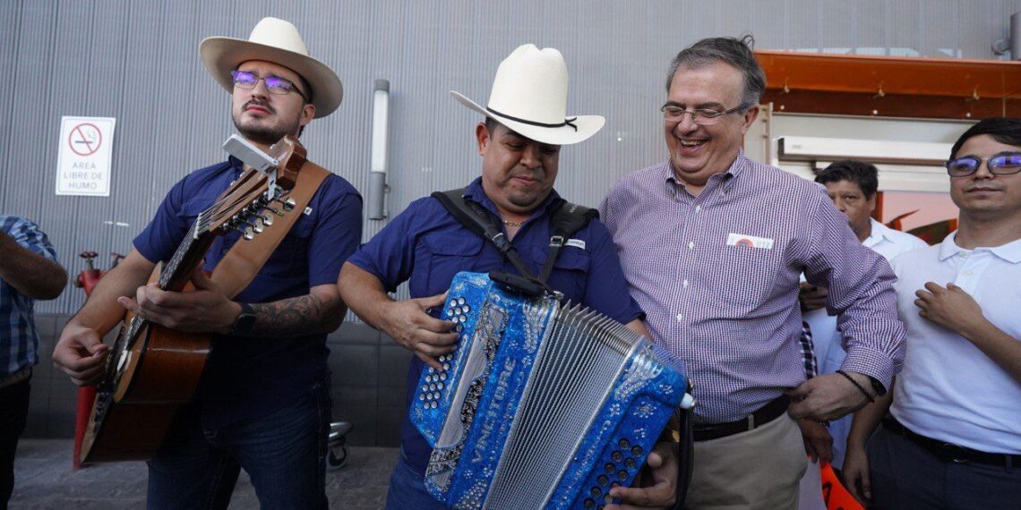 Nuevo León recibe a Ebrard con los brazos abiertos