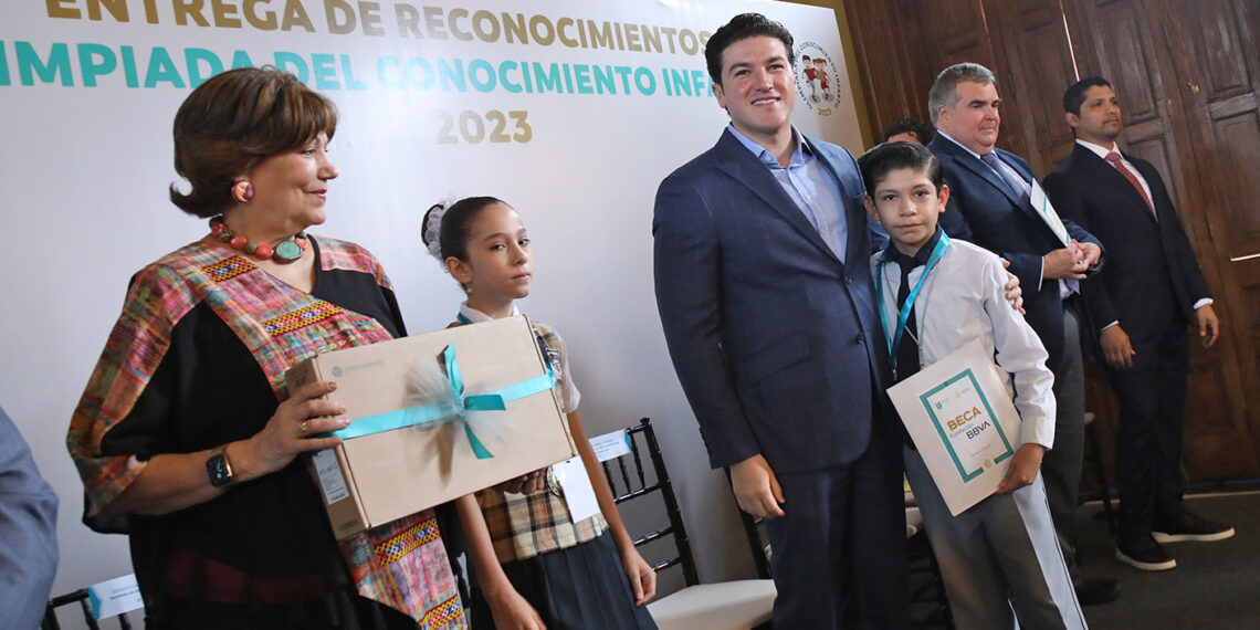 Premian a ganadores de la Olimpiada del Conocimiento con laptop y beca