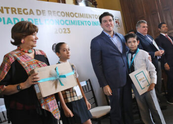 Premian a ganadores de la Olimpiada del Conocimiento con laptop y beca