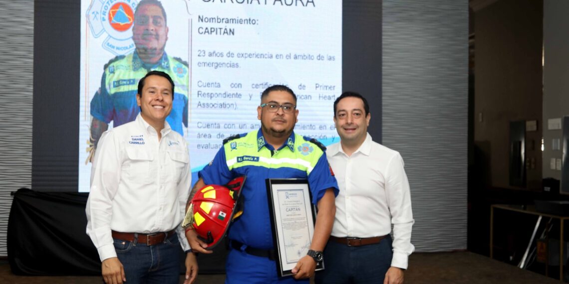 San Nicolás premia con ascensos labor de rescatistas