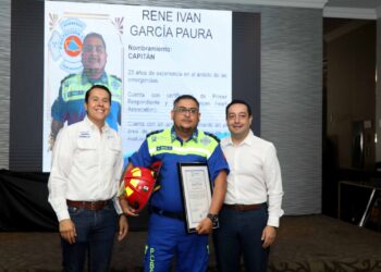 San Nicolás premia con ascensos labor de rescatistas