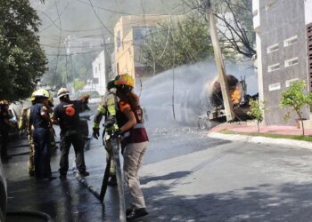 Pipa de gas explota en Escobedo