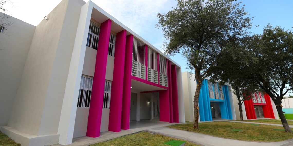 Mariana Rodríguez entrega nuevas Villas de “Capullos Renace”