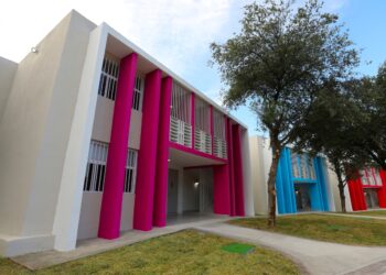 Mariana Rodríguez entrega nuevas Villas de “Capullos Renace”