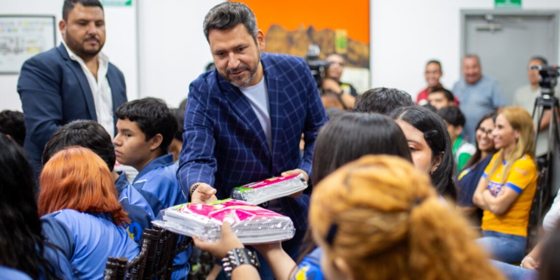 Guadalupe apoyará con útiles a alumnos de prepas y facultades