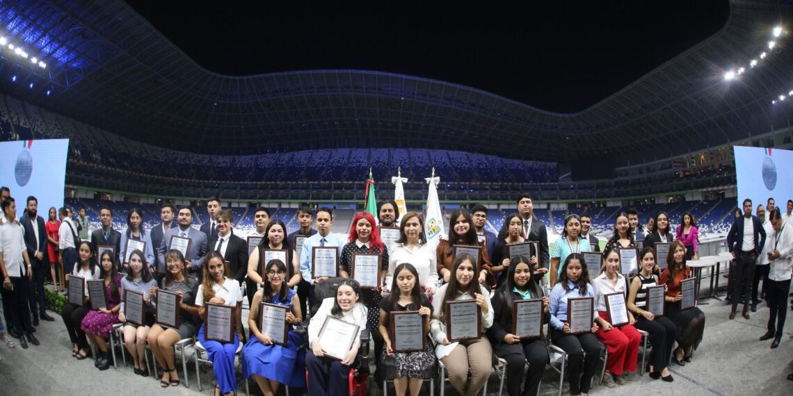 Guadalupe entrega medalla “Cerro de la Silla” a estudiantes