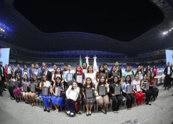 Guadalupe entrega medalla “Cerro de la Silla” a estudiantes