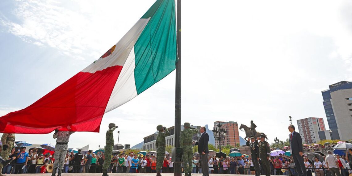 Asisten 260 mil a desfile; Samuel se ausenta