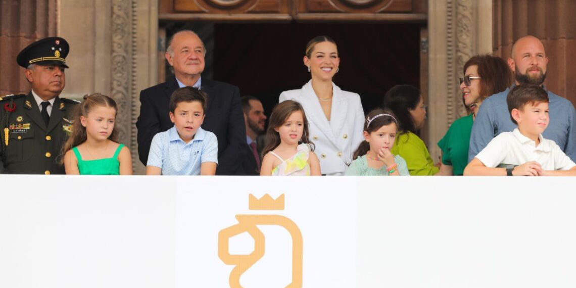 Asisten 260 mil a desfile; Samuel se ausenta