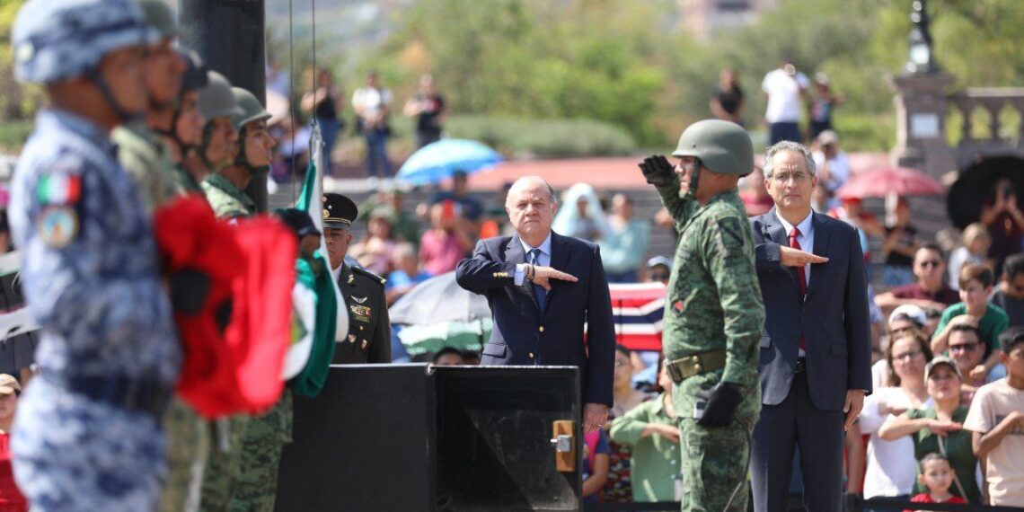 Asisten 260 mil a desfile; Samuel se ausenta