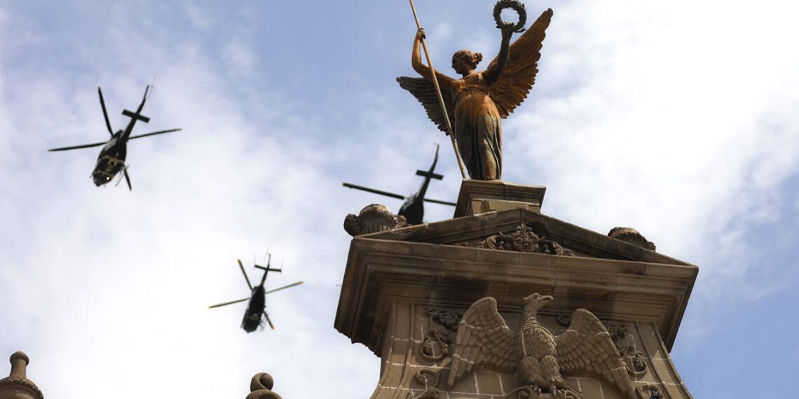 Asisten 260 mil a desfile; Samuel se ausenta