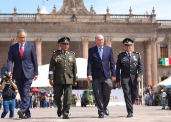 Asisten 260 mil a desfile; Samuel se ausenta