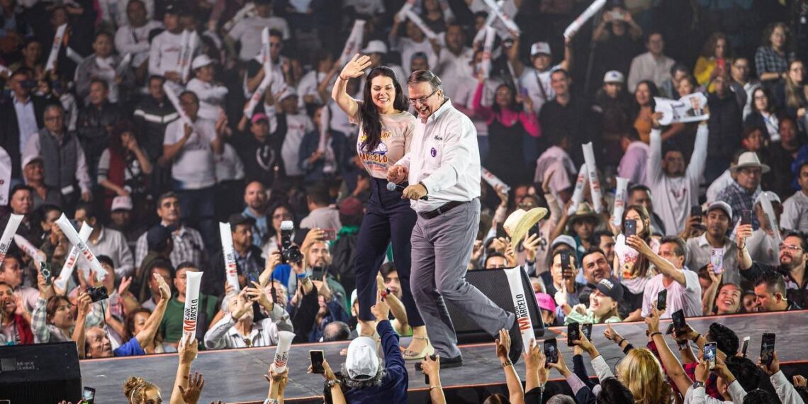 Ebrard amenaza con salir de MORENA